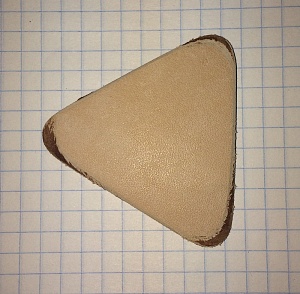 P712 Медиатор кожаный для гуслей, треугольный, Мозеръ