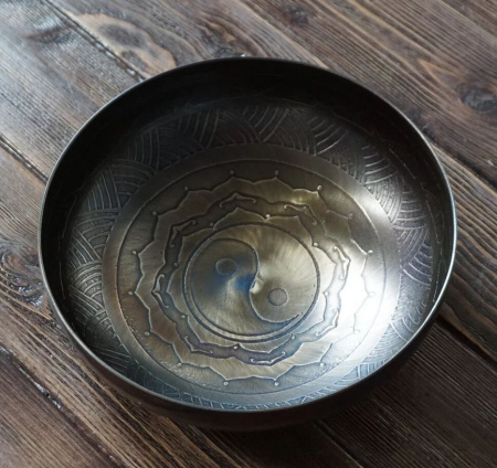 IN99PGI22 Поющая Чаша, 22см, гравировка Инь Янь, в комплекте стик, INOY