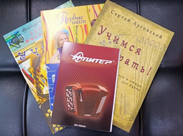 Юпитер 3/4 Аккордеон 3-х голосный, не выборный, 7+2 регистра, диапазон 34x80, Юпитер