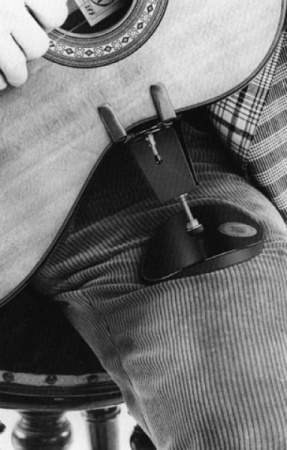 GS80 Упор на колено гитариста, легкий, регулируется по высоте. Wolf