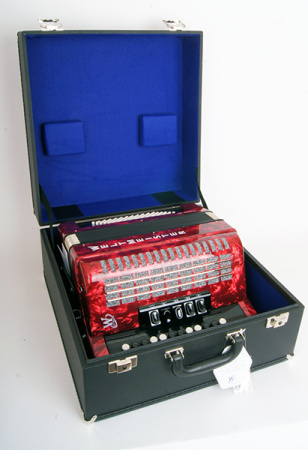 Romance603-III-72/60-RD Romance 603 Аккордеон кнопочный 60/72/III/5, футляром и ремнями, Weltmeister