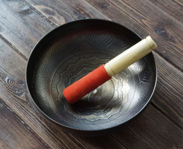 IN99PGI22 Поющая Чаша, 22см, гравировка Инь Янь, в комплекте стик, INOY