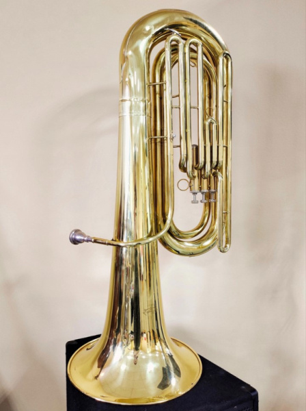 Туба  Knight KTBB-310   3-x помповая Bb ,традиционной компановки с  жестким футляром