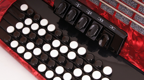 Romance603-III-72/60-RD Romance 603 Аккордеон кнопочный 60/72/III/5, футляром и ремнями, Weltmeister
