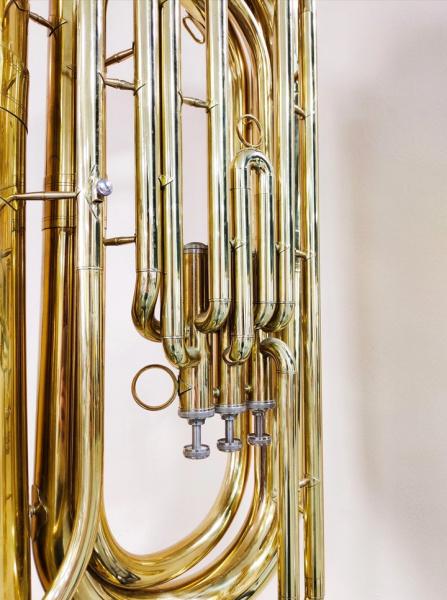 Туба  Knight KTBB-310   3-x помповая Bb ,традиционной компановки с  жестким футляром