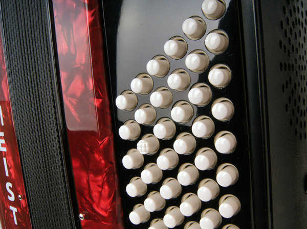 Romance603-III-72/60-RD Romance 603 Аккордеон кнопочный 60/72/III/5, футляром и ремнями, Weltmeister