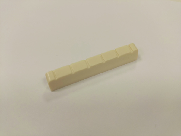 A027A Порожек верхний для классической гитары, цвет - слоновая кость. 52х6х9,3-8,88мм. Alice