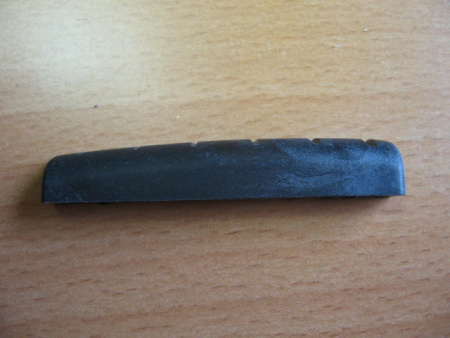 NTC-11 порожек 43.5х7.3х5.3 мм, с прорезями под струны, черный пластик. Hosco